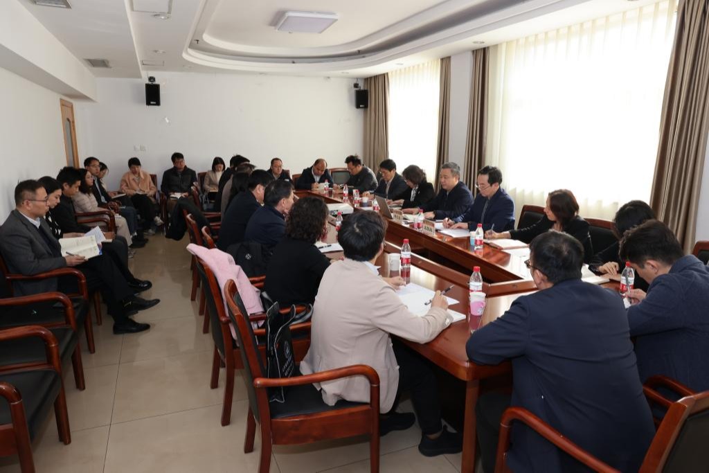 学校召开人才座谈会